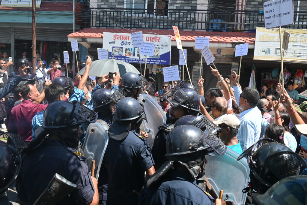 रवि लामिछानेलाई सहकारीपीडितले देखाए कालो झन्डा