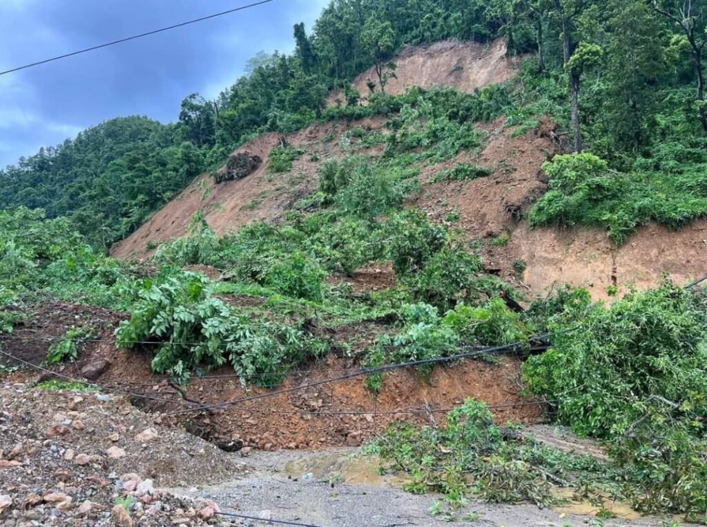 घाँसीकुवामा पहिरो खसेपछि पृथ्वीराजमार्ग अवरुद्ध