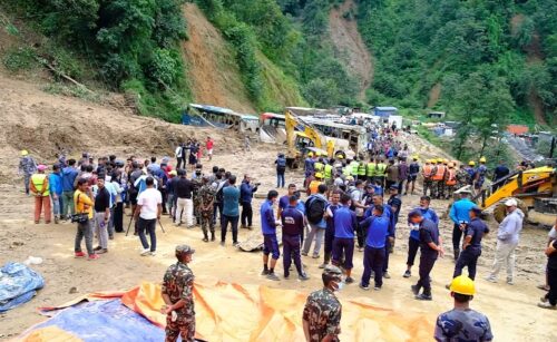 झ्याप्ले खोलामा खसेको पहिरो हटाइयो, लेदो माटोका कारण गाडी सञ्चालन हुन कठिनाइ
