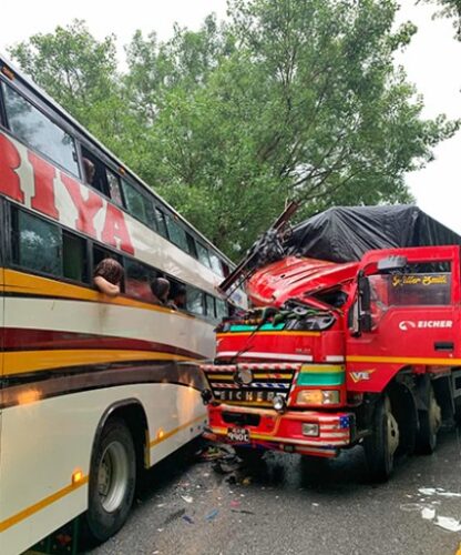 मुग्लिन–नारायणगढ सडक खण्डमा बस र ट्रक ठोक्किँदा ३ जना घाइते
