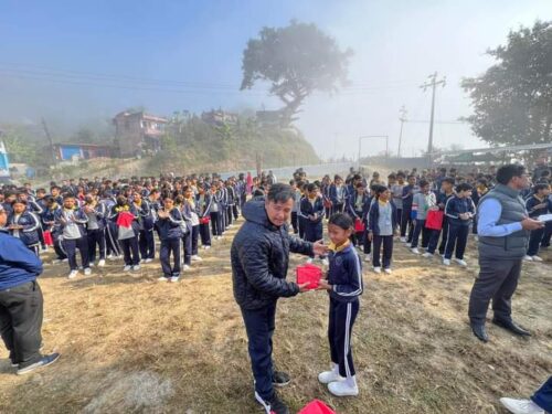 देउसी भैलोको रकमबाट ५२ जना बिद्यार्थीलाई शैक्षिक सामाग्री वितरण