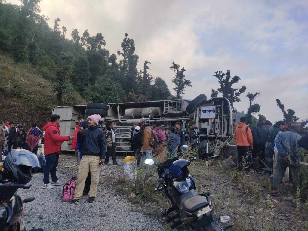 रुकुमबाट काठमाडौँ छुटेको बस बागलुङमा दुर्घटना हुँदा २१ जना घाइते