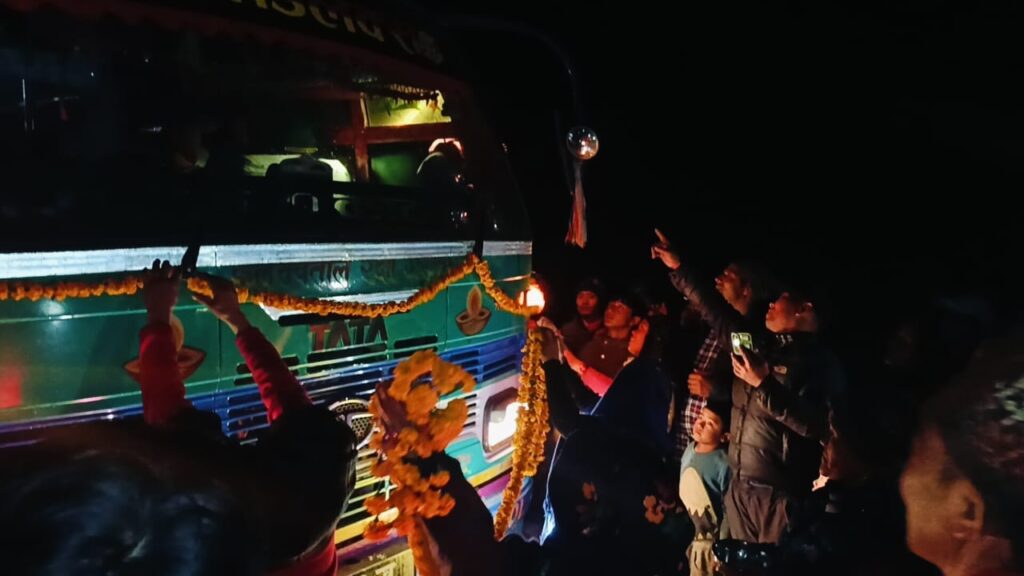 उत्तरी गोरखाको गुम्दामा पहिलो पटक यात्रुवाहक बस पुग्यो, चालकलाई भव्य सम्मान