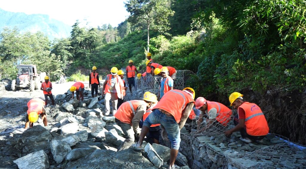 धवलागिरीको ताकममा १४ करोडको लागतमा सडक स्तरोन्नति आयोजना सुरु