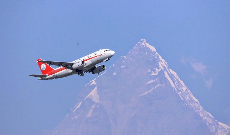 माछापुच्छ्रे हिमाल र सिचुवान एयरलाइन्सको जहाज