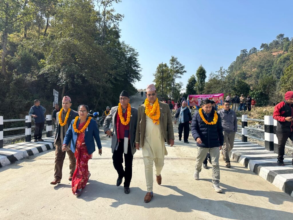 भौतिकमन्त्री केसीले गरे मोटरेबल पुलको उद्घाटन