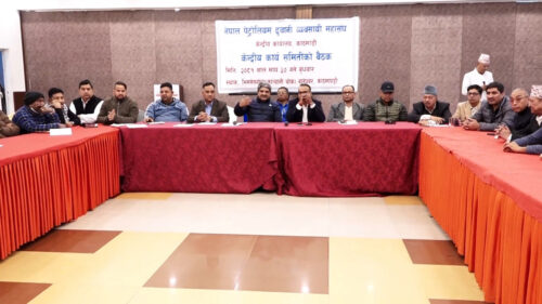 नेपाल पेट्रोलियम ढुवानी व्यवसायी महासंघले आज आयल निगममा धर्ना दिँदै
