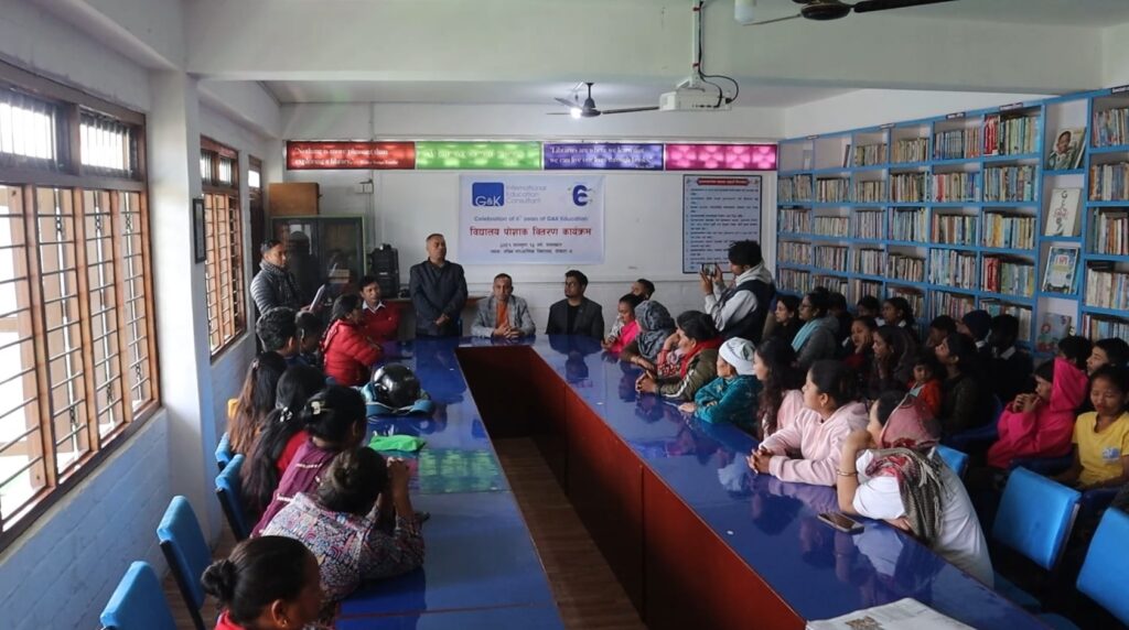 जि एण्ड के इन्टरनेसनल एजुकेशन कन्सल्टेन्टद्धारा विद्यार्थीलाई पोशाक वितरण
