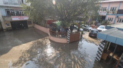 खानेपानीको पाइप फुट्दा काठमाडौंका सरकारी कार्यालय डुबानमा