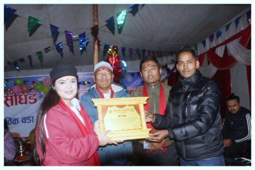 माछापुच्छ्रे गाउँपालिका–९, सिधिङमा गायिका समीक्षा अधिकारीलाई सम्मान