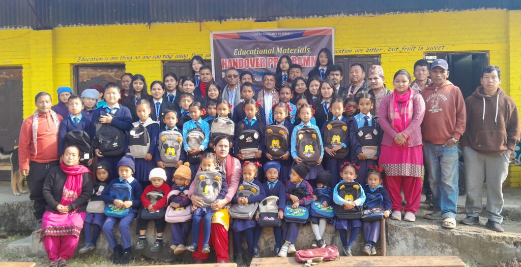 सोसल सर्भिस क्लबद्धारा शैक्षिक सामग्री बितरण