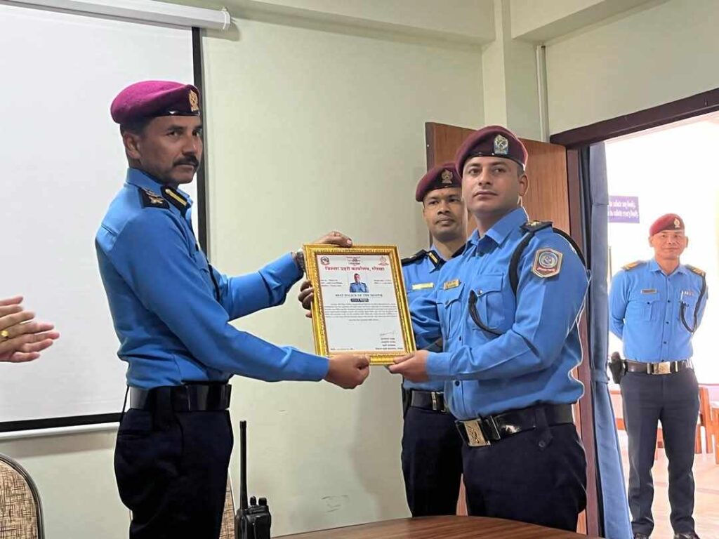 फागुन महिनाको ’बेष्ट पुलिस अफ द मन्थ’ प्रहरी नायव निरीक्षक मिलन पन्थ घोषित