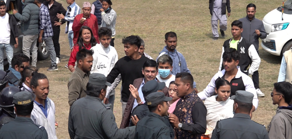 कोटिहोमको भूमिपूजा नगरप्रहरीले रोक्न खोज्दा पोखरामा झडप