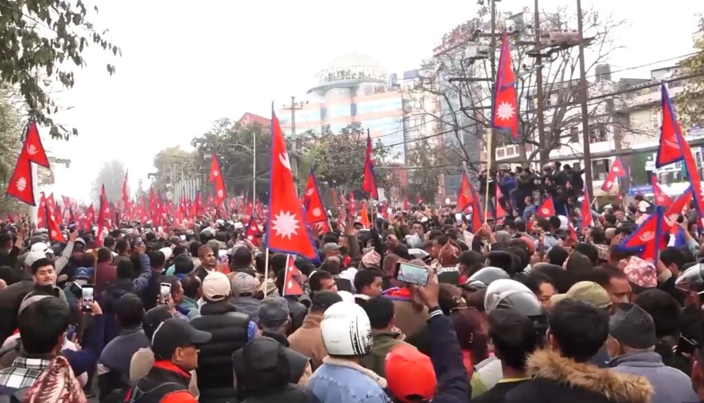 गणतन्त्रवादी र राजावादीहरुले आज काठमाडौँमा प्रदर्शन गर्दै
