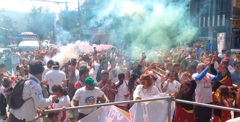 रंगहरुको पर्व होली आज पहाडी जिल्लाहरुमा हर्षोल्लासका साथ मनाइँदै