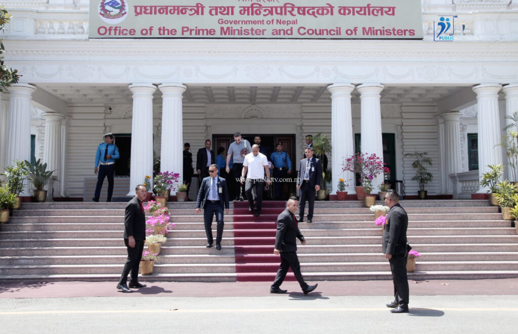 प्रधानमन्त्री ओलीसँग ब्राजिलियन फुटबलर कार्लोसको भेट