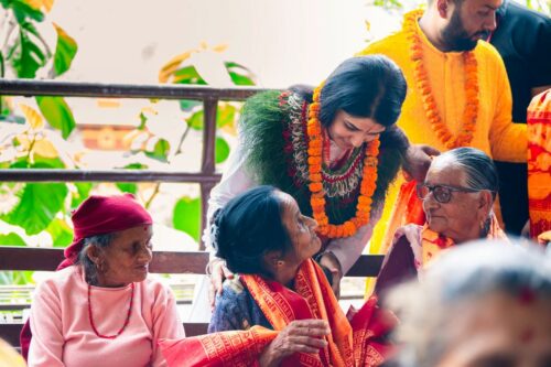 आमा औसीको अवसरमा बुद्धाश्रममा देवी प्रतिभाद्वारा सामग्री वितरण