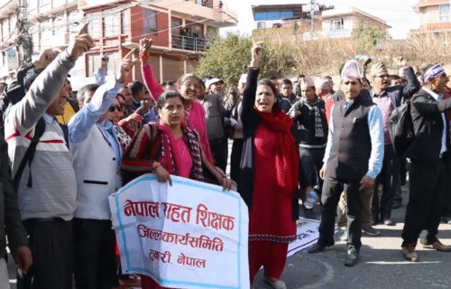 शिक्षक र प्रहरीबीच झडप, १५ जना घाइते
