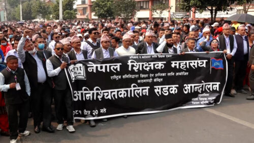 विद्यालय शिक्षा ऐन जारी गर्न माग गर्दै शिक्षकहरुको प्रदर्शन