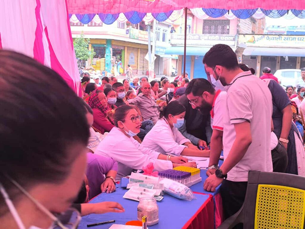 युआरएलको प्राविधिक सहयाेगमा दमौलीमा मधुमेह र थाइराइडकाे निशुल्क परिक्षण