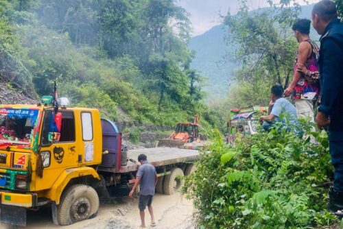 वर्षासँगै आएको बाढीका कारण कोशी प्रदेशका विभिन्न सडक अवरुद्ध