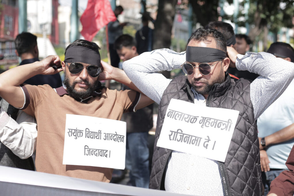 गृहमन्त्रीको राजीनामा माग गर्दै प्रदर्शन