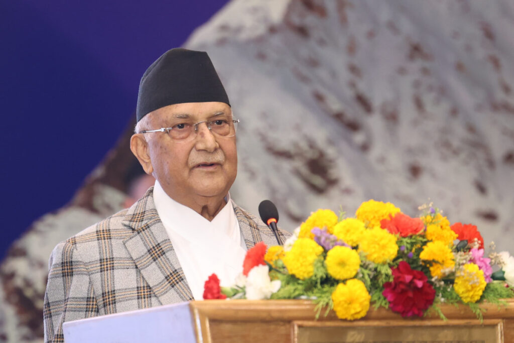 प्रधानमन्त्रीको प्रश्तावः सगरमाथामा धेरै फोहोर थुप्रियो, लगिएका खानेकुराका खोल फर्किंदा बेस क्याम्पमा बुझाउने गरौँ