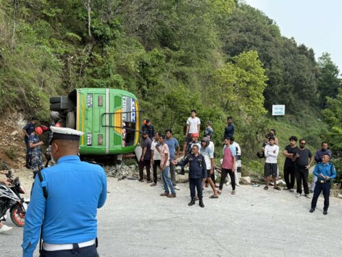 पुम्दिकोटमा बस दुर्घटना हुँदा २० घाइते, ४ जनाको अवस्था गम्भिर