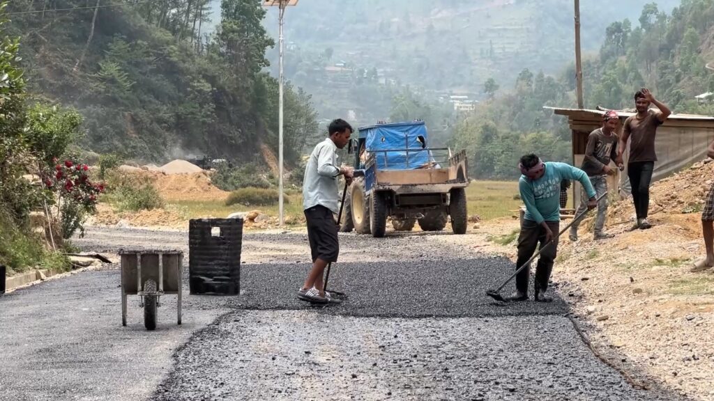 बागलुङमा ‘ट्याक’ खुलेको १८ वर्षपछि दुई जिल्ला जोड्ने सडक कालोपत्र