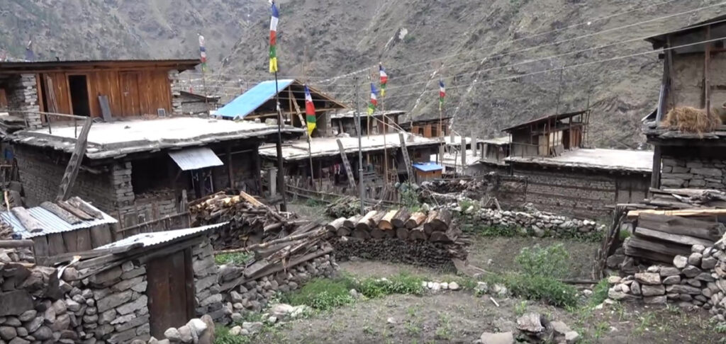‘सबै किरा कोर्न गएपछि विद्यालय बन्द – सुनसान गाउँ’