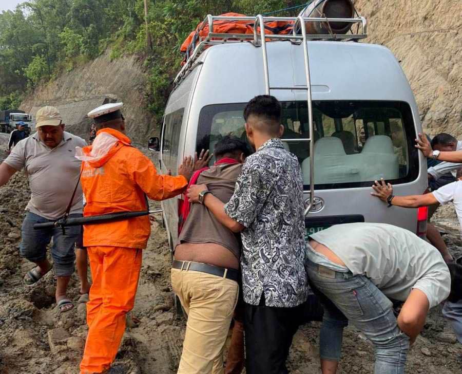 खरंगे खोलामा बहाव बढेपछि नारायणघट–बुटवल सडक अवरुद्ध