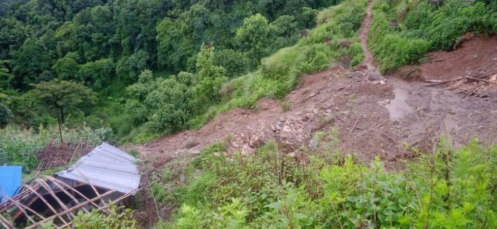 कास्कीको मादीमा गएरातिको पहिरोले केही घरहरु जोखिममा