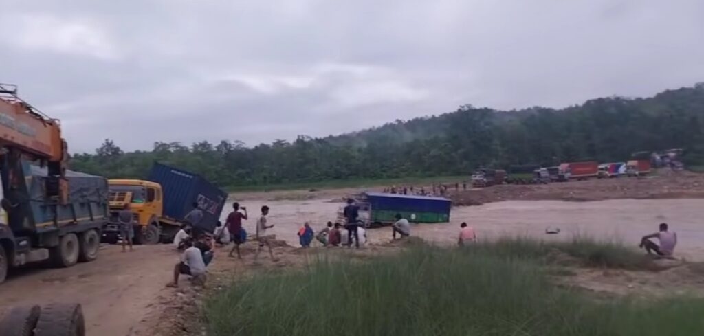 विनयी खोलामा आएको बाढीले अस्थायी डाइभर्सन बगायो, दुम्किवासमा सडक दुईतर्फी अवरुद्ध