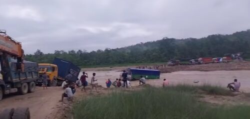 विनयी खोलामा आएको बाढीले अस्थायी डाइभर्सन बगायो, दुम्किवासमा सडक दुईतर्फी अवरुद्ध