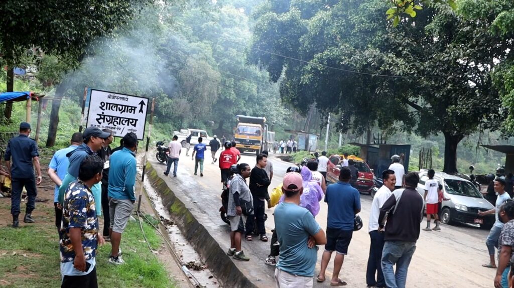 यातयात व्यवसायीको आन्दोलन ः सडकमै अलपत्र परे यात्रु