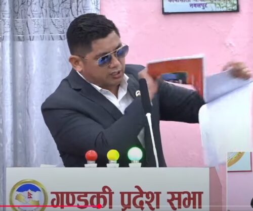 गण्डकी प्रदेश सभामा माओवादी सांसदले च्याते बजेट पुस्तिका
