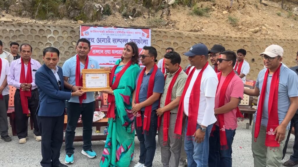 बागलुङमा छ महिना अगावै काम सक्ने निर्माण कम्पनी सम्मानित