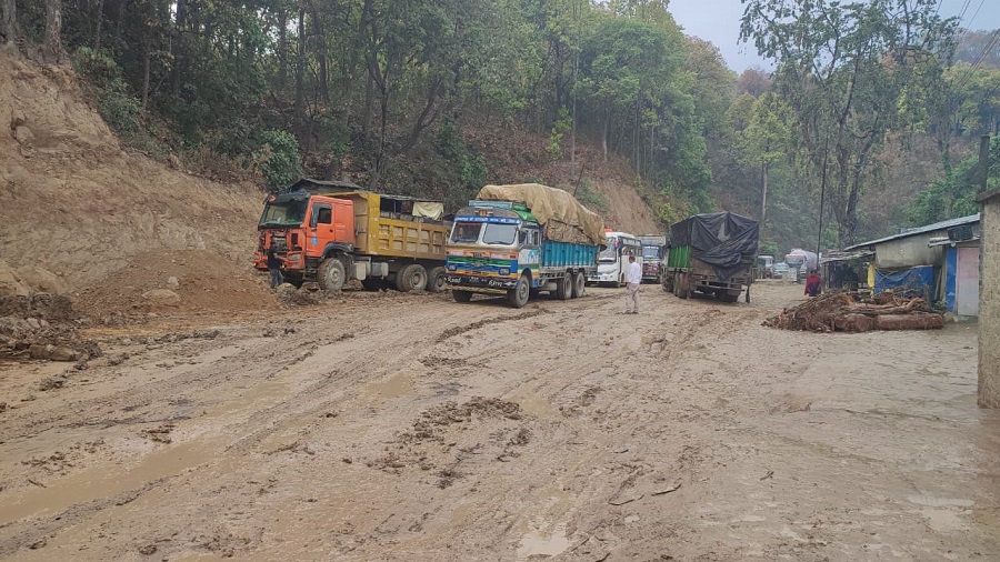 नवलपरासीमा सडक चिप्लो हुँदा गाडी गुड्न समस्या, वैकल्पिक रुटको प्रयोग गर्न प्रहरीको आग्रह
