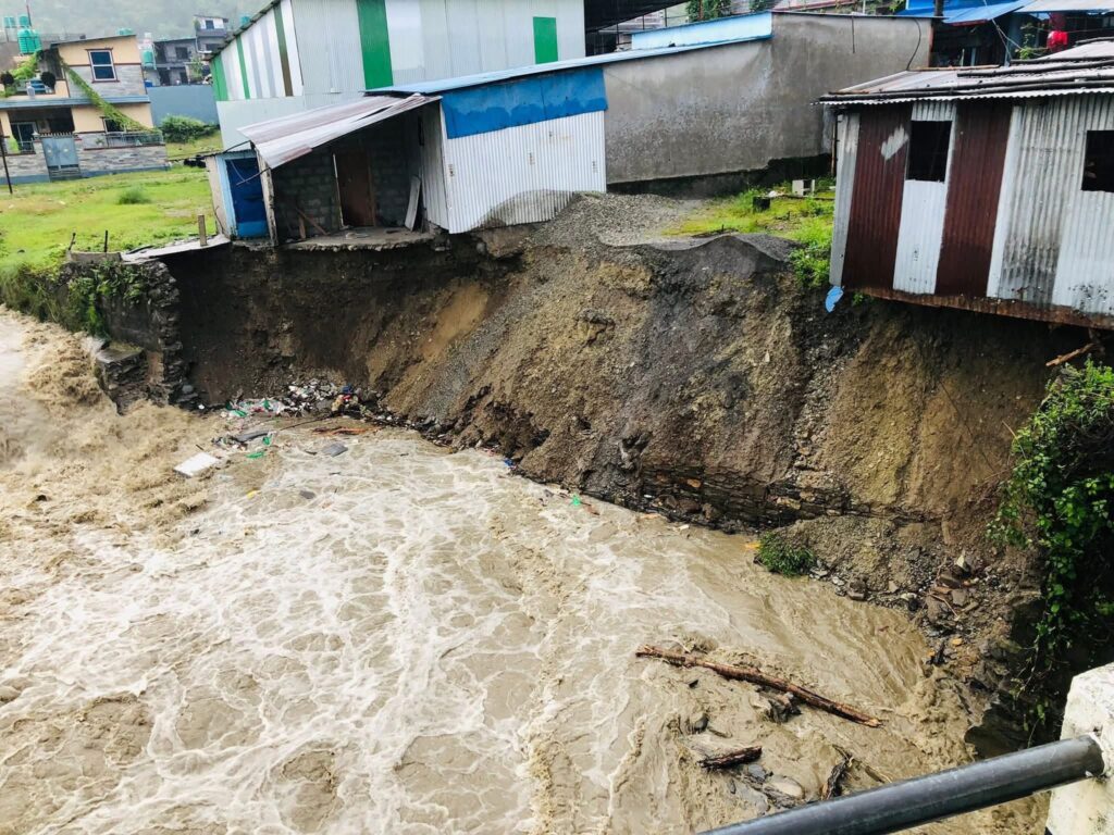 पोखरामा काहुँखोलाको बाँध भत्कियो, २ घरमा क्षति