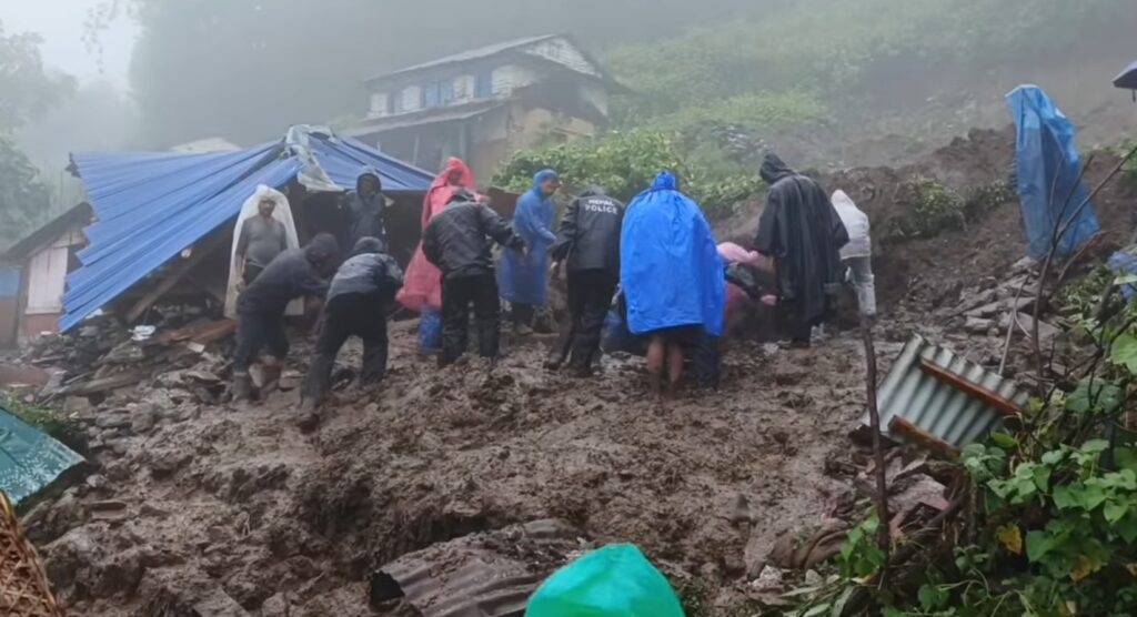 पहिरोले घर पुरिएपछि बेपत्ता बृद्ध दम्पती मृत फेला