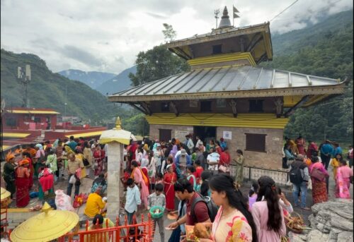पहिलो साउने सोमबारमा गलेश्वर मन्दिरमा भक्तजनको भिड