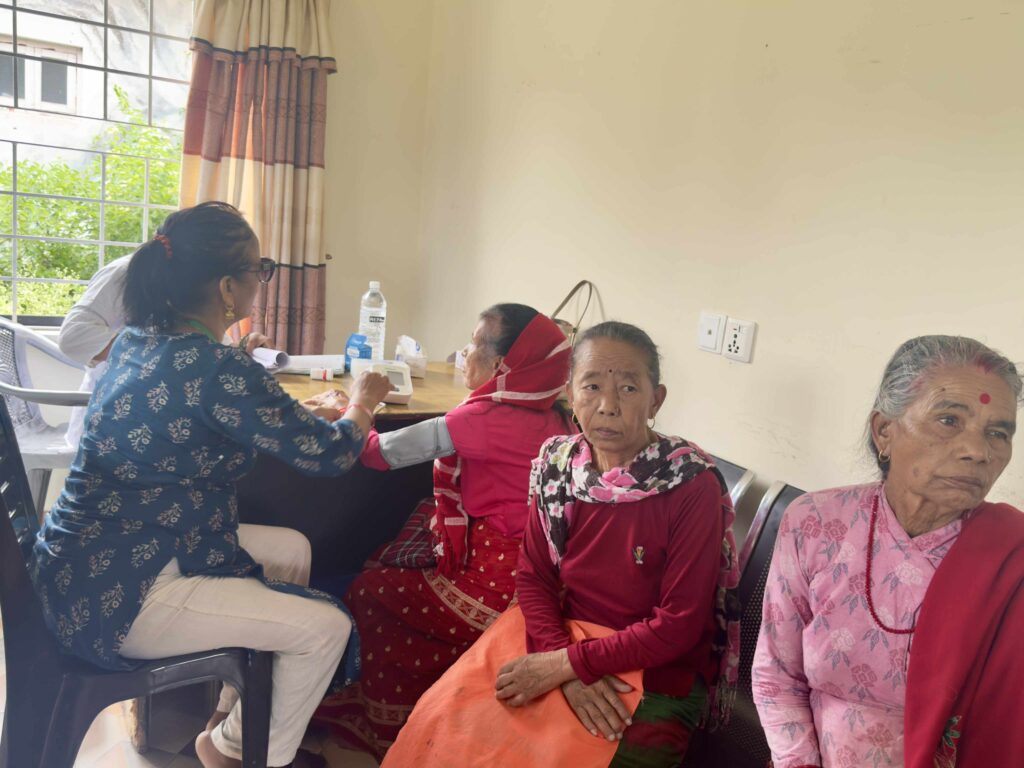 पोखरा–१२ मा सामाजिक सुरक्षा भत्ता नविकरण गर्न आउने ज्येष्ठ नागरिकका लागि निःशुल्क प्रेसर तथा सुगर परीक्षण सेवा