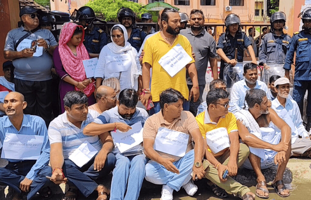 पत्रकारमाथि आक्रमण गर्ने वकिलहरुलाई कारबाही गर्न माग गर्दै धर्ना