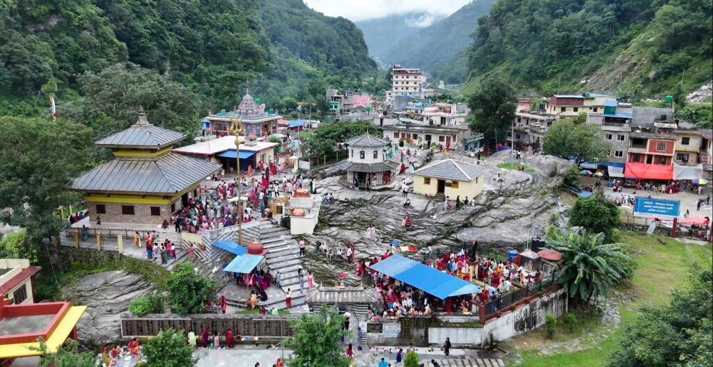 आज साउनको अन्तिम सोमबार, देशभरका शिवालयमा भक्तजनहरुको घुईंचो