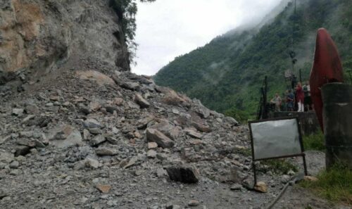 सुख्खा पहिरो खसेपछि पृथ्वी राजमार्ग अवरुद्ध