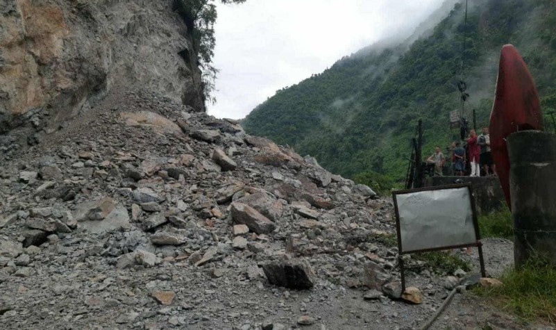 सुख्खा पहिरो खसेपछि पृथ्वी राजमार्ग अवरुद्ध