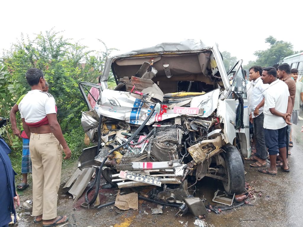 सुनसरीमा बस र माइक्रो ठोक्किदा चारजनाको  मृत्यु