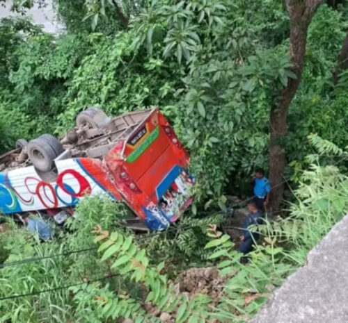 मुग्लिन-पोखरा सडकको ऐना पहरामा बस दुर्घटना