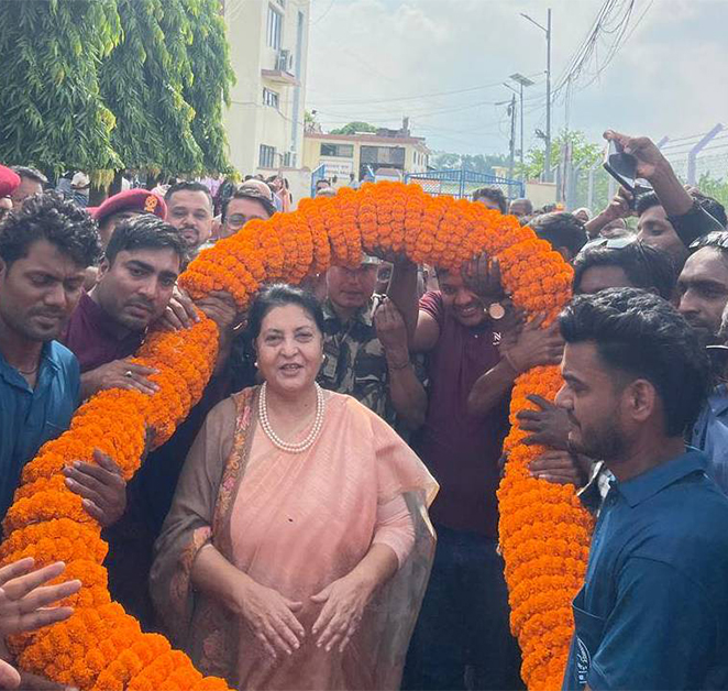 पूर्वराष्ट्रपति भण्डारीलाई एमाले कार्यकर्ताले गरे विमानस्थलमै ५१ किलोको मालाले स्वागत