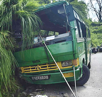 पोखरामा बस दुर्घटनामा हुँदा २३ घाइते